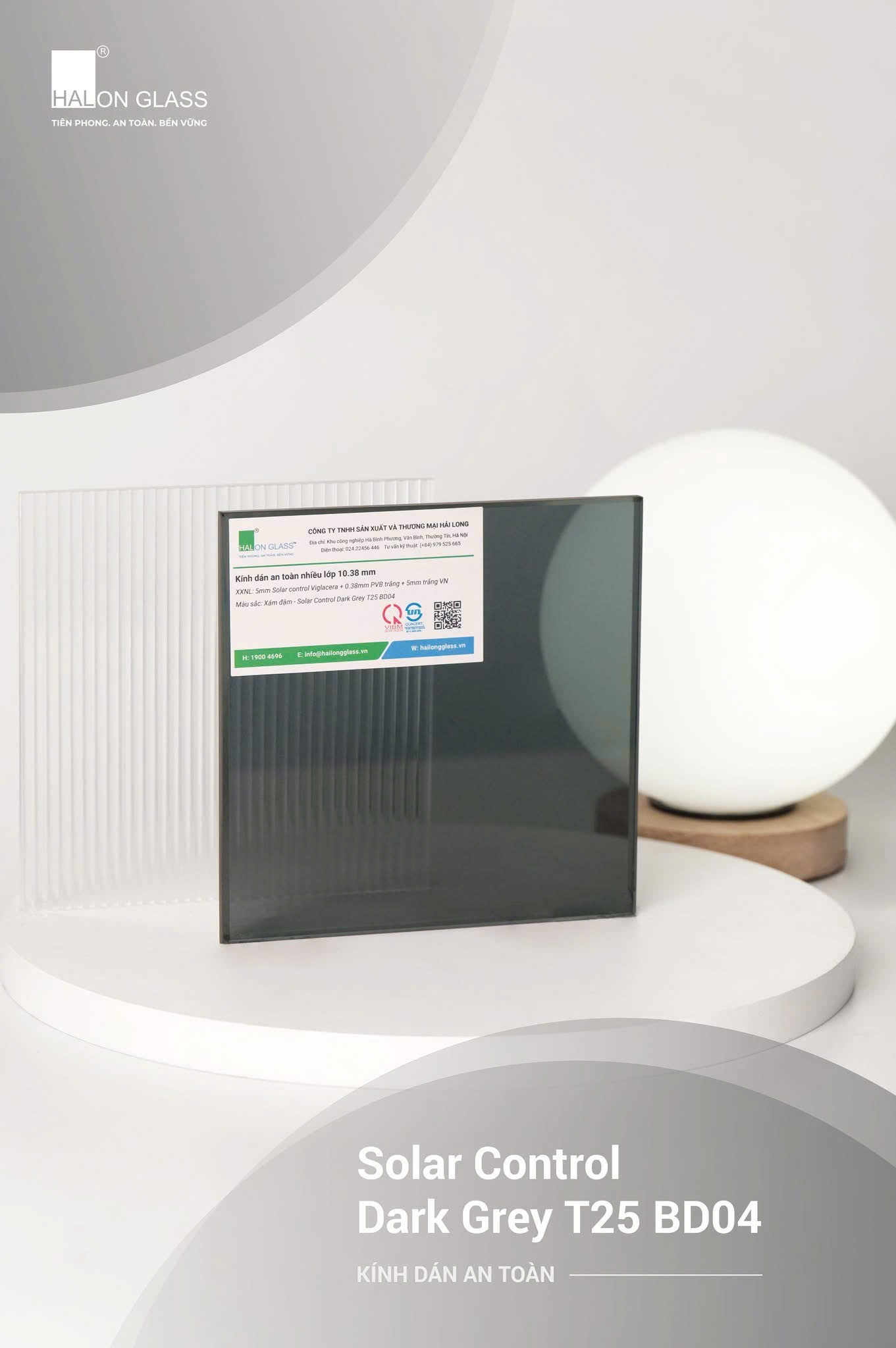 Kính dán an toàn Halon Glass Solar Control Dark Grey T25 BD04 trưng bày trên nền trắng